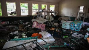 Au Texas, les inondations catastrophiques du 4 juillet ont fait plus de 100 morts et des dizaines de disparus, bouleversant la région de Hill Country et soulevant des questions sur les alertes et la gestion de crise.