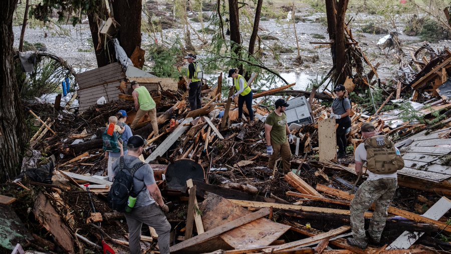 Au Texas, les inondations catastrophiques du 4 juillet ont fait plus de 100 morts et des dizaines de disparus, bouleversant la région de Hill Country et soulevant des questions sur les alertes et la gestion de crise.