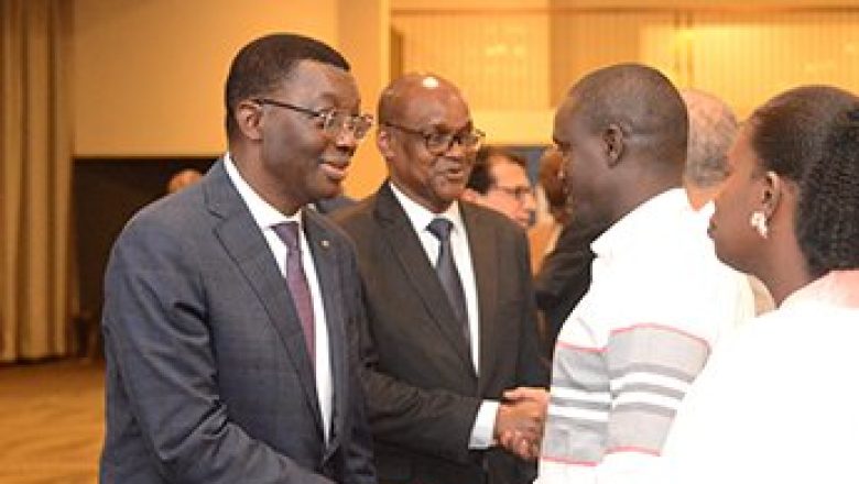 À Lomé, la 6e réunion biennale de l'UEMOA rassemble les États membres et l'OMS pour renforcer la lutte contre les médicaments vétérinaires contrefaits, protégeant ainsi l'élevage et la santé publique dans la région.