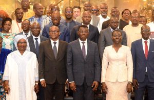 À Lomé, la 6e réunion biennale de l'UEMOA rassemble les États membres et l'OMS pour renforcer la lutte contre les médicaments vétérinaires contrefaits, protégeant ainsi l'élevage et la santé publique dans la région.