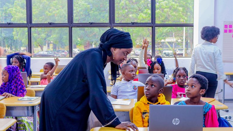 À travers le programme DeviPreneur, UniPod_Togo initie des enfants de 5 à 15 ans à la programmation, à l’électronique et à l’entrepreneuriat, nourrissant une nouvelle génération d’innovateurs engagés au cœur du Togo.