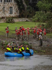 Au Texas, les inondations catastrophiques du 4 juillet ont fait plus de 100 morts et des dizaines de disparus, bouleversant la région de Hill Country et soulevant des questions sur les alertes et la gestion de crise.