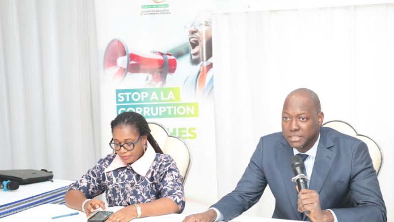 Lors d’une formation initiée par l’ARCOP et le PNUD, 25 administrateurs publics s’engagent à assainir les marchés publics togolais, face à un système miné par des pratiques corruptives persistantes.