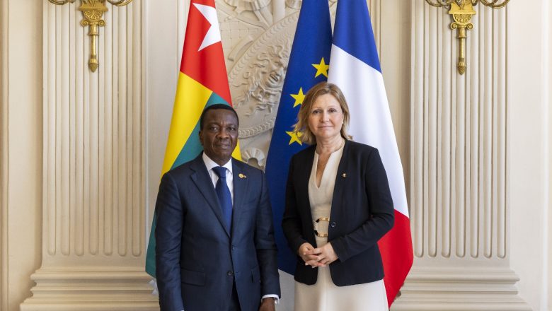 À Paris, la rencontre entre Kodjo Adedze et Yaël Braun-Pivet à la 50ᵉ session de l’APF marque une avancée décisive dans la diplomatie parlementaire entre Lomé et Paris, portée par une vision commune d’une Francophonie politique active et solidaire.