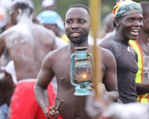 À Kozah, les luttes Evala embrasent la région de Kara, mobilisant des milliers de spectateurs autour d’un rituel kabyè ancestral où s’exaltent courage, identité et cohésion communautaire.