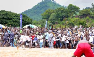 À Kozah, les luttes Evala embrasent la région de Kara, mobilisant des milliers de spectateurs autour d’un rituel kabyè ancestral où s’exaltent courage, identité et cohésion communautaire.