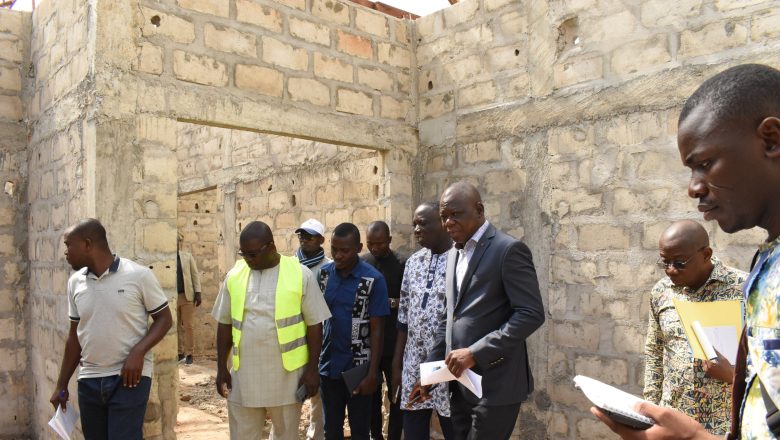 Le ministre TESSI a inspecté les infrastructures sanitaires en cours de construction à Lassa et Tcharè, réaffirmant l'engagement du gouvernement togolais à garantir un accès équitable aux soins à travers le projet PURISS.