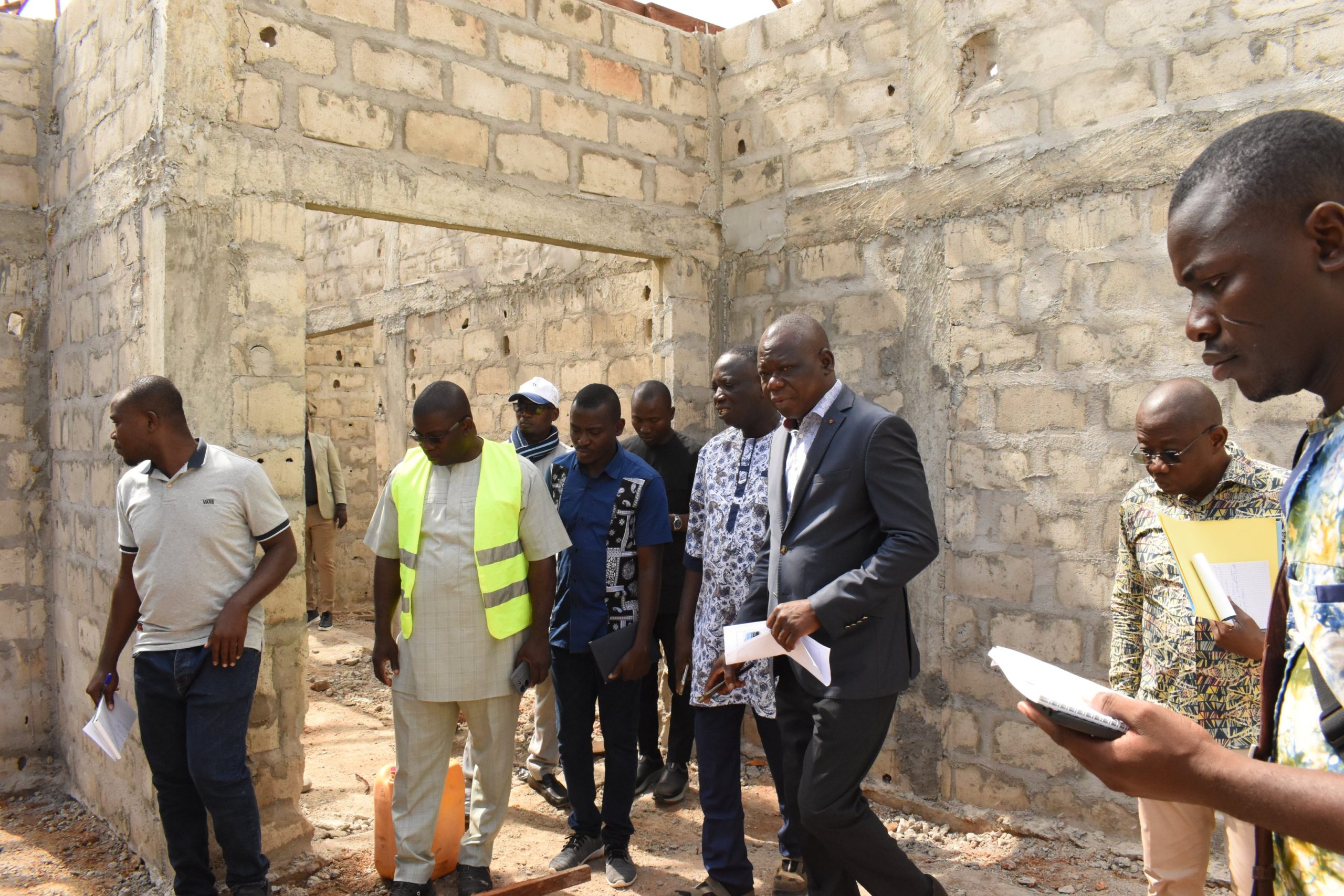Le ministre TESSI a inspecté les infrastructures sanitaires en cours de construction à Lassa et Tcharè, réaffirmant l'engagement du gouvernement togolais à garantir un accès équitable aux soins à travers le projet PURISS.