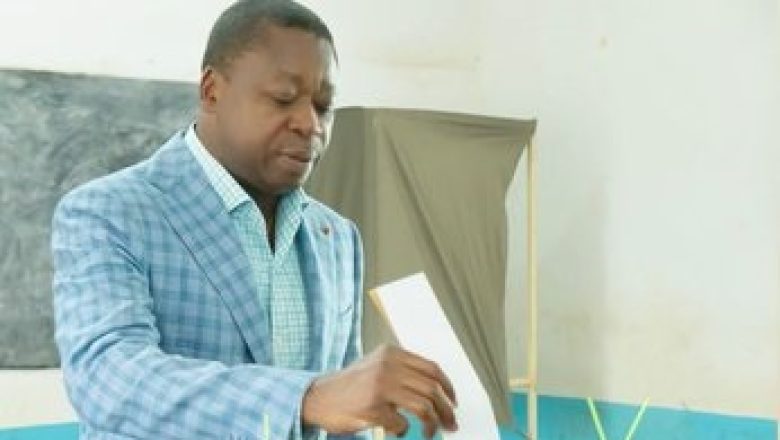 À Pya, le président Faure Gnassingbé participe aux élections municipales, renforçant l'engagement citoyen pour une gouvernance décentralisée et inclusive au Togo.