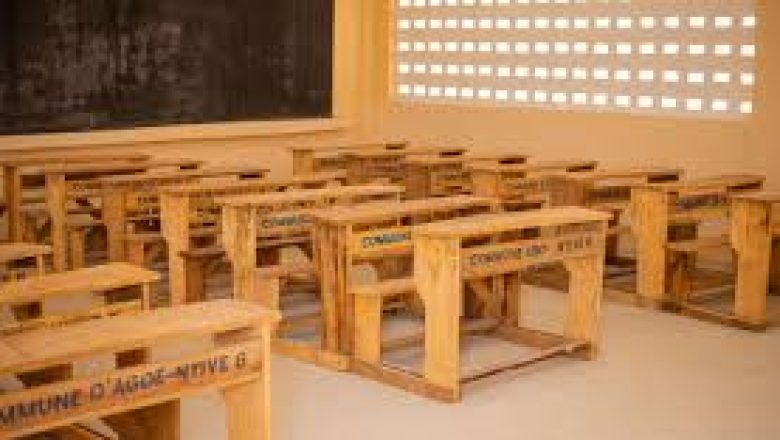 La construction et la rénovation d’infrastructures scolaires au Togo, lancées dans le cadre des projets P9 et P10, témoignent d’un engagement gouvernemental fort en faveur d’un enseignement inclusif, sécurisé et de qualité, pour offrir aux élèves et aux enseignants un cadre propice à la réussite et au développement.