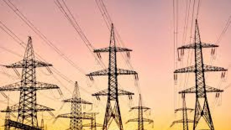 Le Togo lance un projet d’électrification ambitieux pour connecter 172 villages isolés, transformant la vie de 35 000 habitants et stimulant le développement rural.