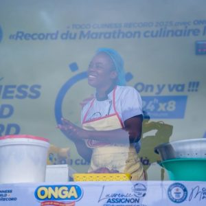 À Lomé, la cheffe togolaise Laurence Assignon a tenu les fourneaux pendant 275 heures dans une tentative de record Guinness. Un exploit collectif, porté par la ferveur nationale et la diaspora, qui interroge sur la place du Togo dans l’histoire culinaire mondiale.