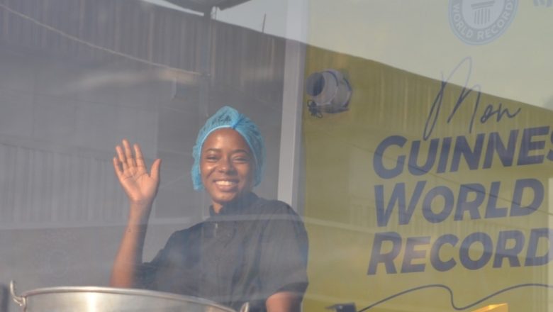 À Lomé, la cheffe togolaise Laurence Assignon a tenu les fourneaux pendant 275 heures dans une tentative de record Guinness. Un exploit collectif, porté par la ferveur nationale et la diaspora, qui interroge sur la place du Togo dans l’histoire culinaire mondiale.