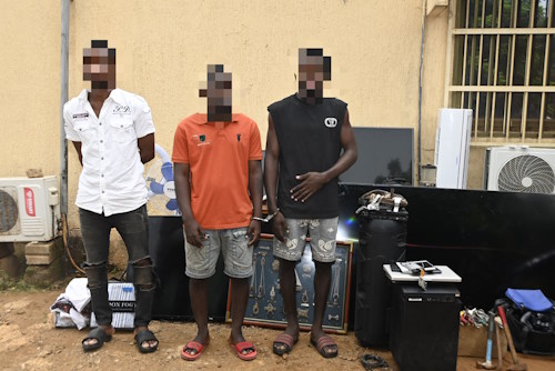 La Gendarmerie nationale togolaise a arrêté trois individus à Lomé, soupçonnés de cambriolages et d’agressions sexuelles.
