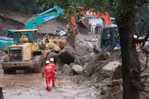 Des inondations meurtrières frappent le comté de Yuzhong en Chine, isolant des milliers d’habitants et déclenchant une mobilisation nationale face à l’urgence climatique.