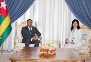 Le Président Faure Gnassingbé reçoit l’ambassadrice Wang Min, nouvel élan stratégique entre le Togo et la Chine pour la paix régionale, le développement durable et un partenariat aux retombées concrètes pour les populations.