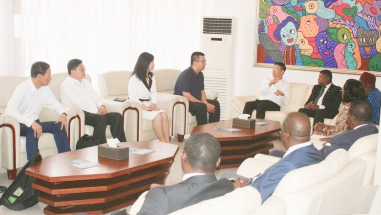 À Lomé, une délégation chinoise allie diplomatie et générosité en visitant le Togo pour renforcer les liens bilatéraux et offrir un appui concret aux enfants vulnérables.