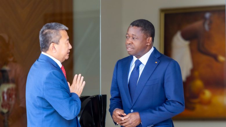 À Lomé, le Président Faure Gnassingbé poursuit sa médiation africaine pour la paix en RDC en recevant l’envoyé spécial de l’ONU, Huang Xia. Une étape stratégique dans l’alignement diplomatique entre l’Union africaine et les Nations unies face à la crise régionale.