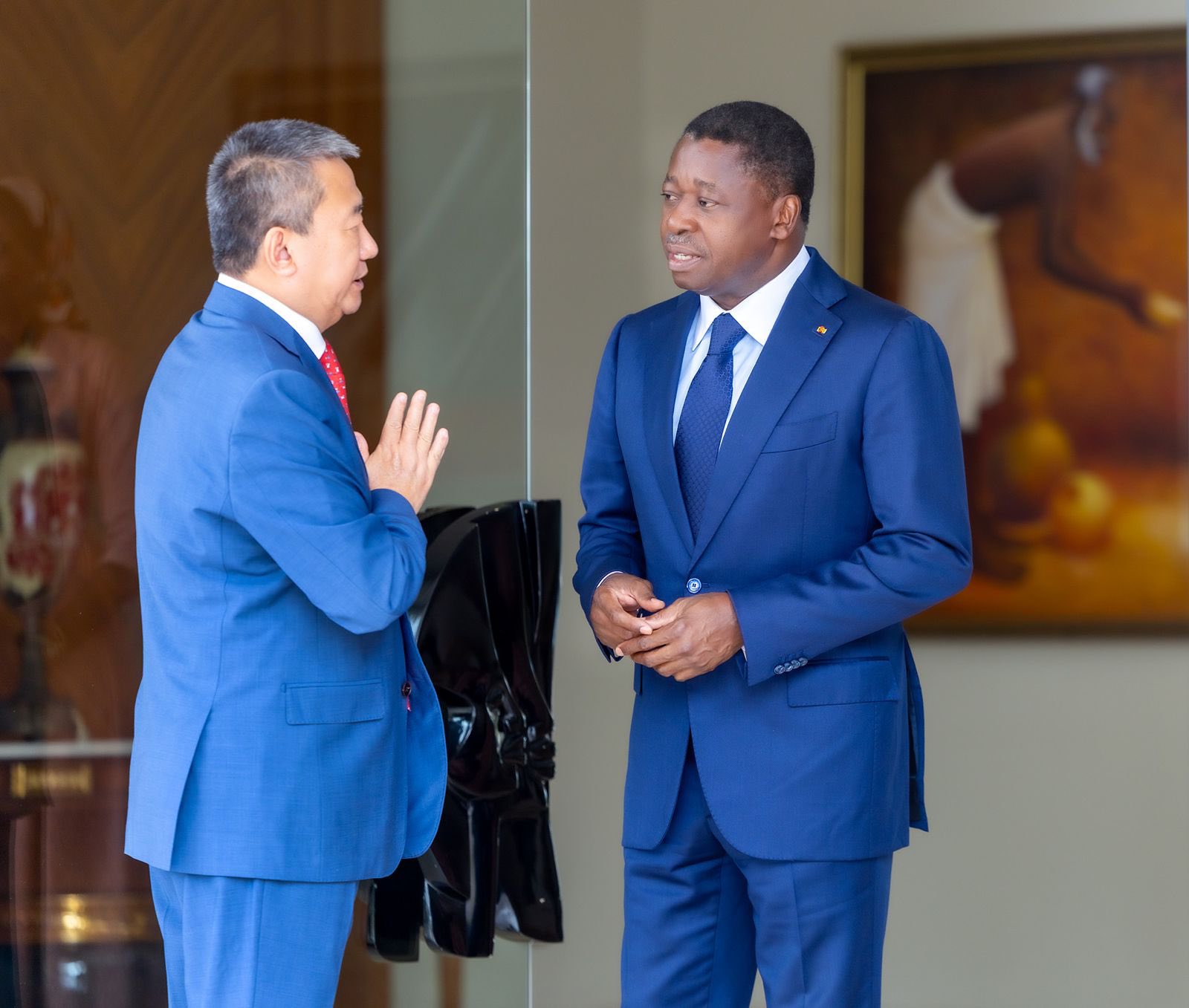À Lomé, le Président Faure Gnassingbé poursuit sa médiation africaine pour la paix en RDC en recevant l’envoyé spécial de l’ONU, Huang Xia. Une étape stratégique dans l’alignement diplomatique entre l’Union africaine et les Nations unies face à la crise régionale.