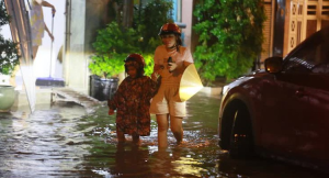  Une averse exceptionnelle transforme Hanoï en rivière urbaine, révélant les limites de ses infrastructures face à l’urbanisation et au dérèglement climatique.