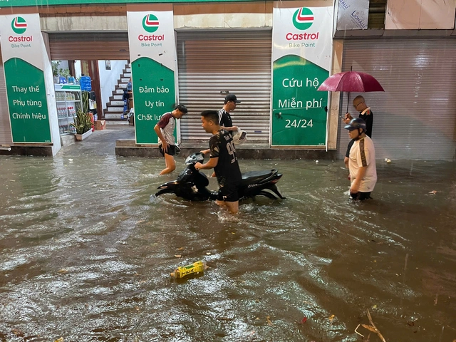 Hanoï noyée sous les eaux : une pluie record paralyse la capitale