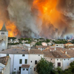 Un incendie historique consume plus de 13 000 hectares dans l’Aude, mobilise près de 2 000 pompiers et ravive l’alerte climatique au cœur d’un été tragique.