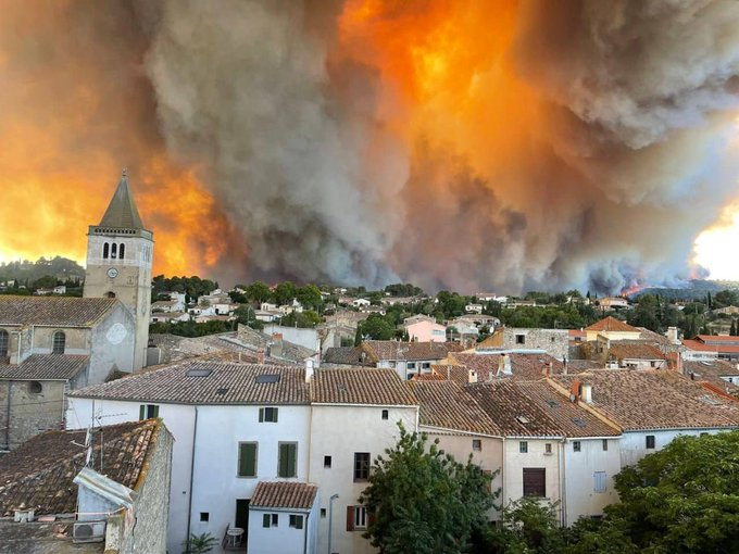 L’Aude en proie aux flammes : un « ouragan » de feu dévaste les Corbières