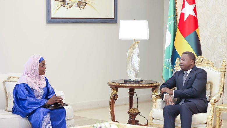 Faure Gnassingbé a reçu la ministre nigérienne de l’Énergie, Amadou Haoua, venue transmettre un message du Président Tiani sur le projet de Salkadamna. Ce complexe charbonnier vise à renforcer la souveraineté énergétique régionale et invite le Togo à s’y associer