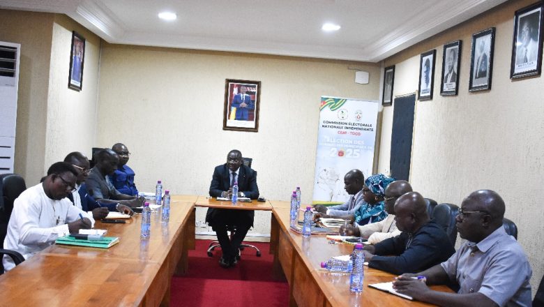 À Lomé, Hodabalo Awaté souligne l’importance des secrétaires généraux dans la réussite des élections municipales et la décentralisation.
