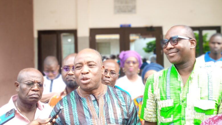 Au Togo, SYNBANK et SYNASSUR suspendent leur sit-in après une rencontre avec le ministre de la Fonction publique. Les revendications salariales et sociales restent au cœur d’un mouvement qui pourrait reprendre fin septembre.