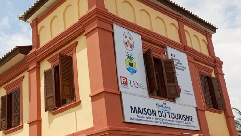 L'Association des Trois Royaumes a annoncé la création du Musée des Trônes et des Divinités Noires à Aného. Soutenu par des partenaires internationaux, ce lieu incarne la volonté de préserver le patrimoine Guin tout en dynamisant l’économie locale.