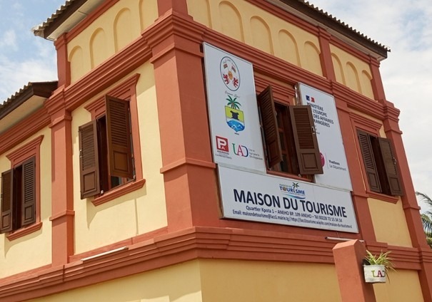 L'Association des Trois Royaumes a annoncé la création du Musée des Trônes et des Divinités Noires à Aného. Soutenu par des partenaires internationaux, ce lieu incarne la volonté de préserver le patrimoine Guin tout en dynamisant l’économie locale.