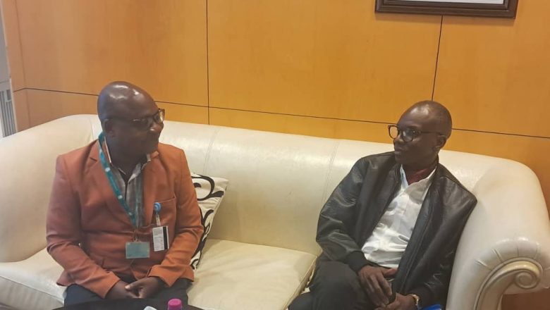 le Professeur Janabi, directeur régional de l’OMS Afrique, a rencontré l’équipe de l’OMS Togo à Lomé. Une escale stratégique pour renforcer la coopération et poser les bases d’un système de santé plus résilient.