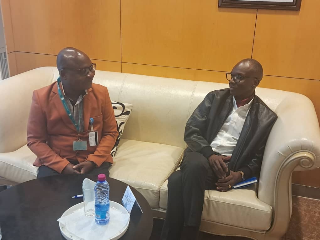 le Professeur Janabi, directeur régional de l’OMS Afrique, a rencontré l’équipe de l’OMS Togo à Lomé. Une escale stratégique pour renforcer la coopération et poser les bases d’un système de santé plus résilient.