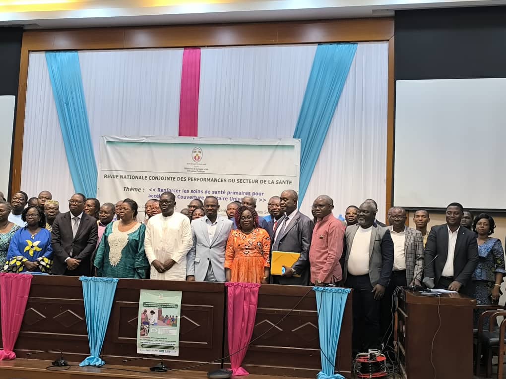 Togo, la Revue nationale conjointe des performances 2024 réunit le gouvernement togolais, l’OMS et les partenaires pour renforcer les soins