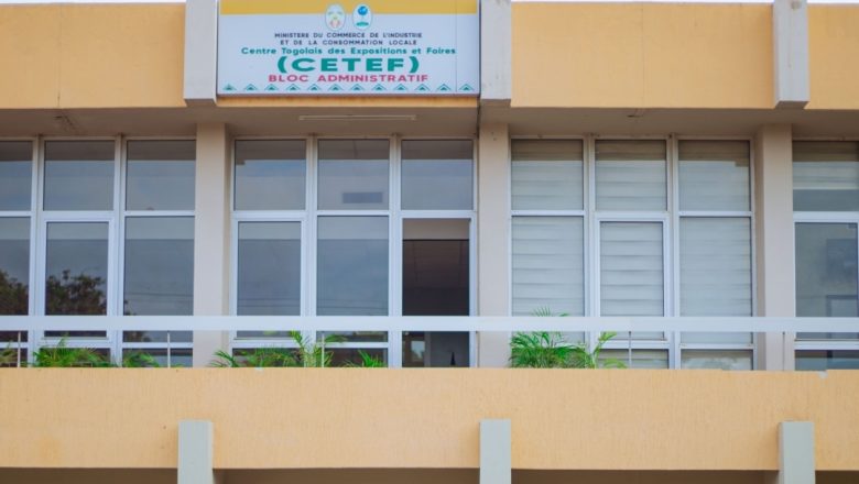 À Lomé, Laurence Assignon tente un record mondial avec 275 heures de cuisine non-stop. Ce marathon culinaire met en lumière la gastronomie togolaise et inspire la jeunesse à croire en ses rêves.