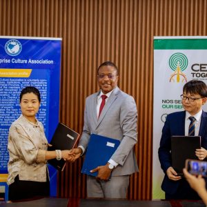 Lomé scelle un accord stratégique avec des partenaires chinois pour déployer vingt panneaux publicitaires innovants d’ici 2027. Une initiative qui vise à moderniser l’espace urbain et stimuler l’économie togolaise.