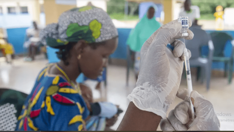 Depuis le 1er septembre 2025, le Togo déploie le vaccin R21/Matrix-M dans 39 districts pour protéger 269 000 enfants du paludisme. Une avancée historique vers l’éradication de la maladie d’ici 2030.