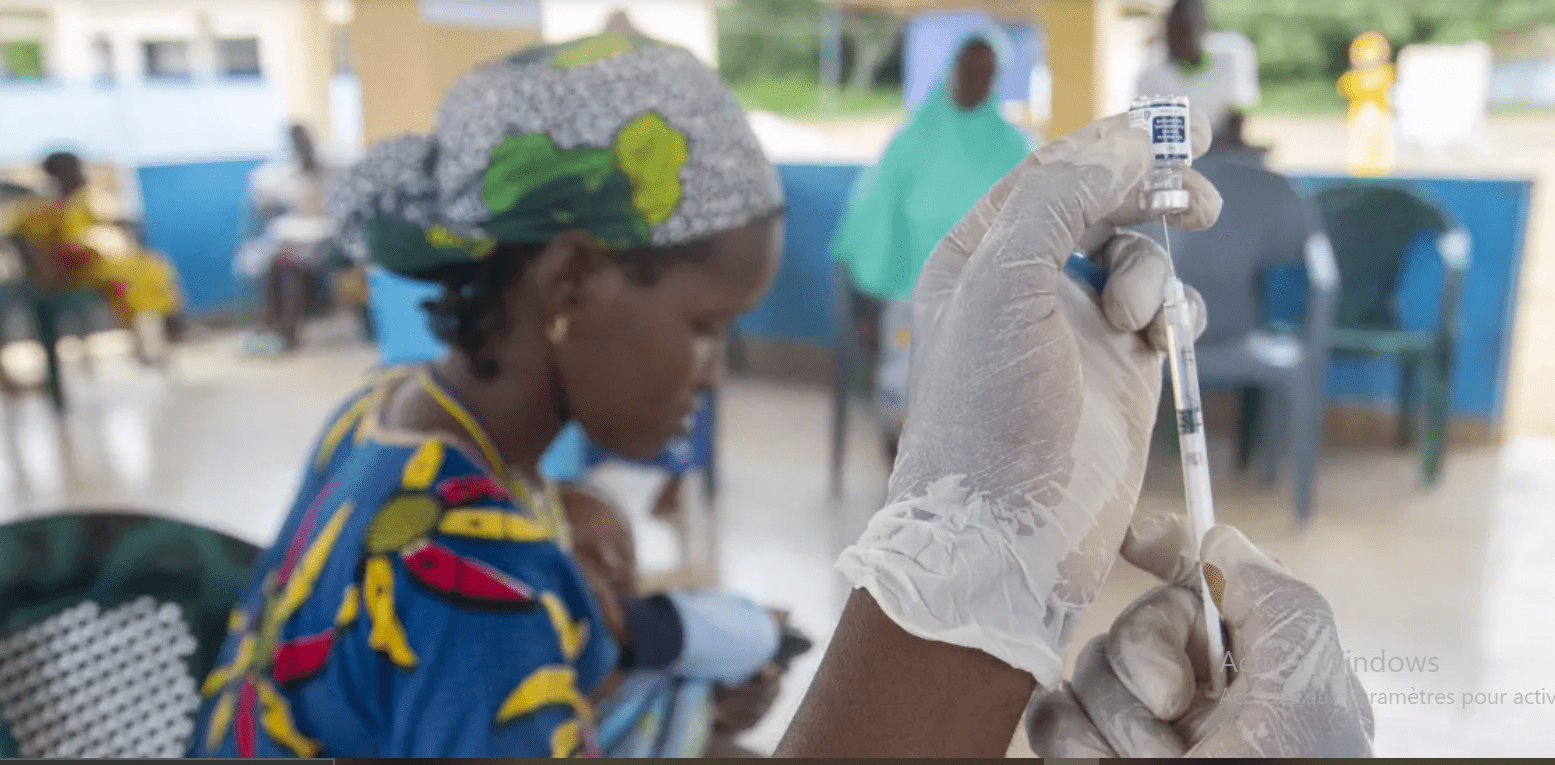Depuis le 1er septembre 2025, le Togo déploie le vaccin R21/Matrix-M dans 39 districts pour protéger 269 000 enfants du paludisme. Une avancée historique vers l’éradication de la maladie d’ici 2030.