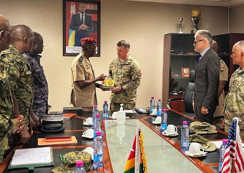 Le Togo a accueilli le Brigadier Général Johnson dans le cadre du State Partnership Program. Cette visite renforce la coopération sécuritaire et ouvre des perspectives commerciales durables entre Lomé et Washington.