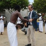 Le Musée des Trônes et des Divinités Noires, soutenu par l’Ambassade de France et l’Union européenne, s’apprête à ouvrir ses portes à Aného. En effet, cette bâtisse afro-brésilienne centenaire devient un sanctuaire culturel dédié aux royaumes Guin et Mina, mêlant préservation, transmission et création contemporaine