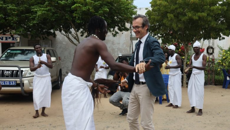 Le Musée des Trônes et des Divinités Noires, soutenu par l’Ambassade de France et l’Union européenne, s’apprête à ouvrir ses portes à Aného. En effet, cette bâtisse afro-brésilienne centenaire devient un sanctuaire culturel dédié aux royaumes Guin et Mina, mêlant préservation, transmission et création contemporaine