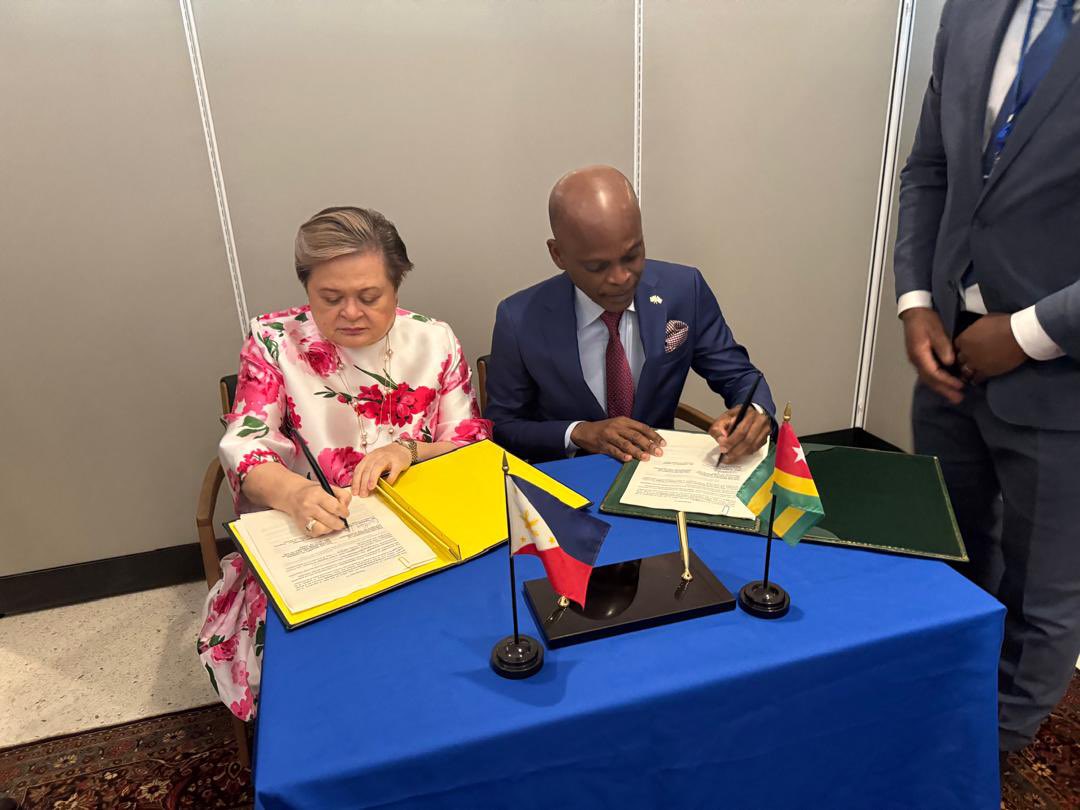en marge de l’Assemblée générale des Nations Unies, le Togo et les Philippines ont signé un protocole d’accord sur les consultations politiques bilatérales, renforçant leur coopération diplomatique autour des enjeux de sécurité, commerce et développement durable.