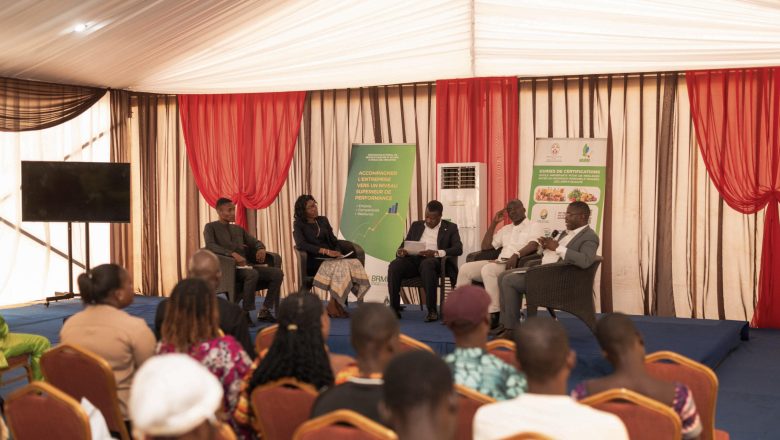 Le 2 septembre 2025, à la Foire Adjafi de Lomé, un panel stratégique a réuni le BRMN et la HAUQE pour outiller les TPME togolaises face aux exigences du marché continental. Certification, mise à niveau et accompagnement au cœur de la compétitivité africaine.