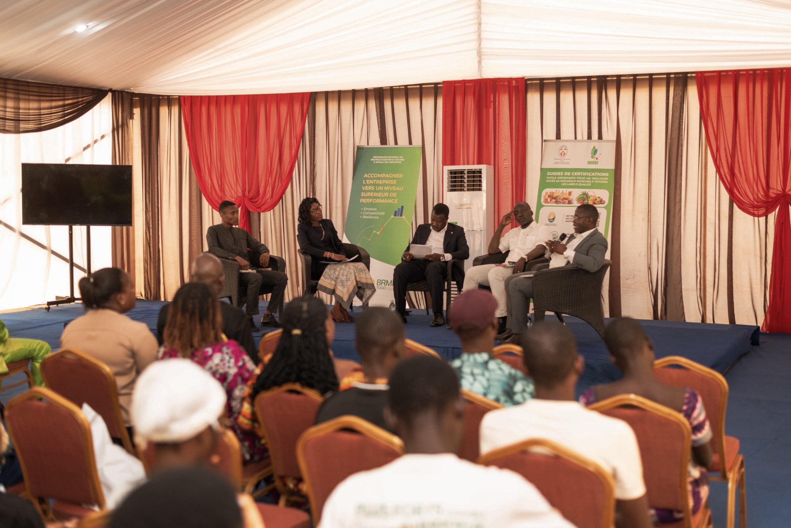 Le 2 septembre 2025, à la Foire Adjafi de Lomé, un panel stratégique a réuni le BRMN et la HAUQE pour outiller les TPME togolaises face aux exigences du marché continental. Certification, mise à niveau et accompagnement au cœur de la compétitivité africaine.