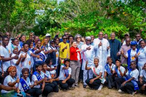 Le 28 août 2025, Aného a lancé une opération de reboisement avec 500 arbres plantés, mobilisant autorités, partenaires internationaux et jeunesse togolaise. Une étape clé vers l’objectif national d’un milliard d’arbres d’ici 2030.