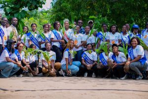 Le 28 août 2025, Aného a lancé une opération de reboisement avec 500 arbres plantés, mobilisant autorités, partenaires internationaux et jeunesse togolaise. Une étape clé vers l’objectif national d’un milliard d’arbres d’ici 2030.