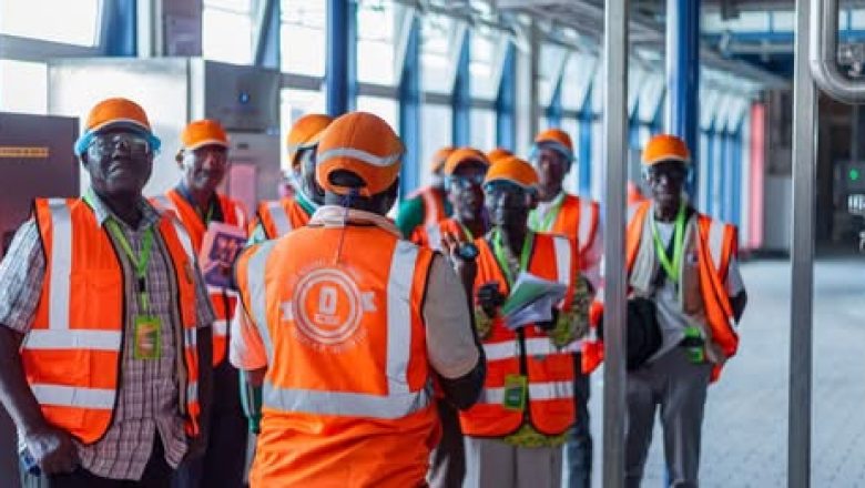 Le 17 octobre 2025, BB Lomé a accueilli l’Association Togolaise des Consommateurs pour une visite guidée de ses ateliers. Une initiative axée sur la transparence, la qualité et le renforcement des liens entre industrie et société civile.