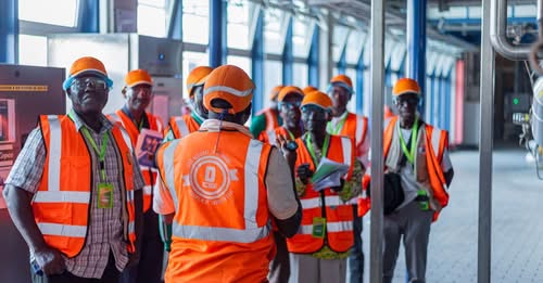 Le 17 octobre 2025, BB Lomé a accueilli l’Association Togolaise des Consommateurs pour une visite guidée de ses ateliers. Une initiative axée sur la transparence, la qualité et le renforcement des liens entre industrie et société civile.