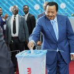 À 92 ans, Paul Biya est réélu pour un huitième mandat au Cameroun. Une validation sans surprise par la Cour constitutionnelle, qui illustre les dérives démocratiques d’un système verrouillé, entre opposition marginalisée et institutions sous influence.